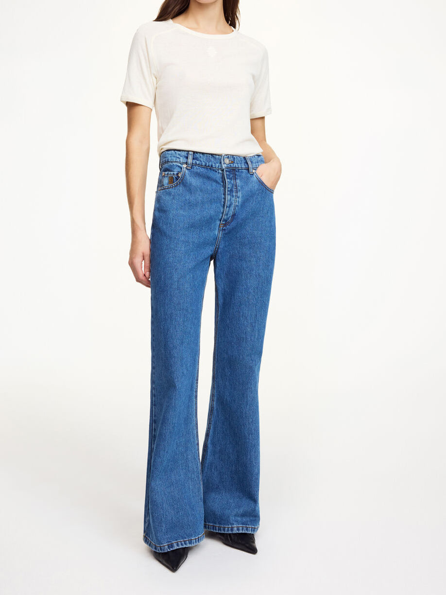 Houston jeans med utsvingte ben i denimblå, mellomhøyt liv og klassisk fem-lomme design.