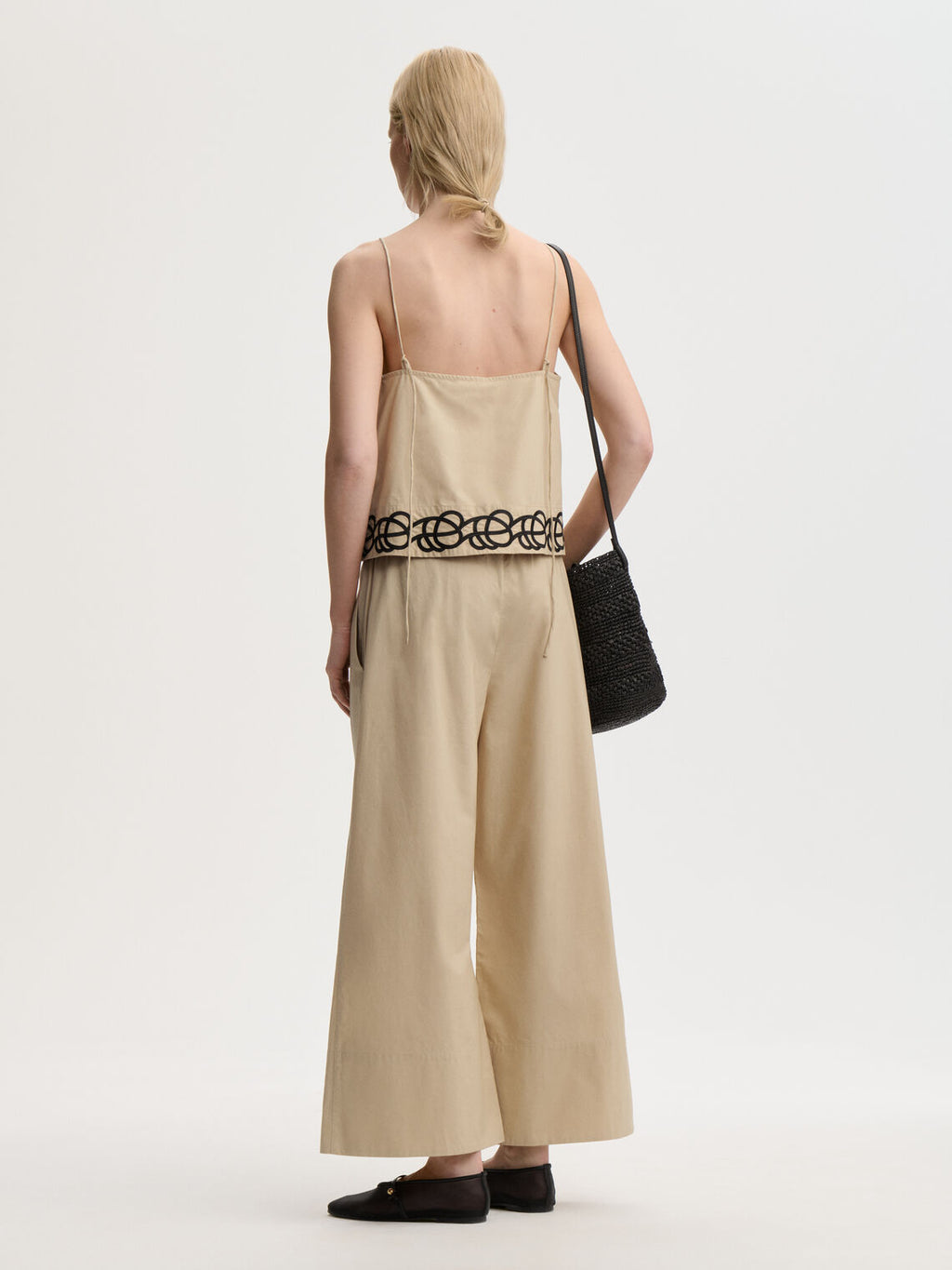 Luisa bukse i beige 100% organisk bomull med cropped lengde, vide ben og lett, luftig passform.