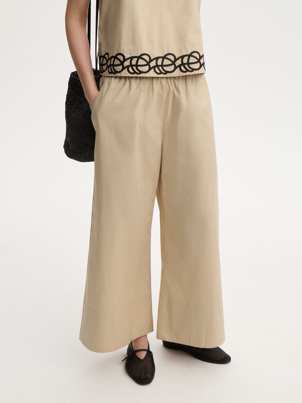 Luisa bukse i beige 100% organisk bomull med cropped lengde, vide ben og lett, luftig passform.