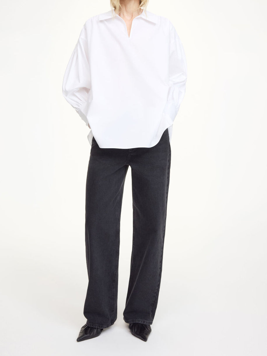 By Malene Birger Leonora oversized hvit bomullsbluse med v-hals, brede mansjetter med knapper.