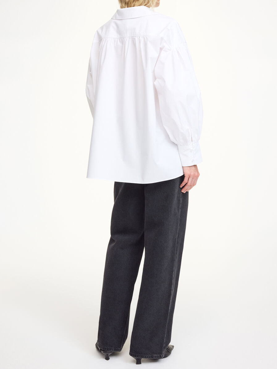 By Malene Birger Leonora oversized hvit bomullsbluse, løs passform med sidelommer og splitt.