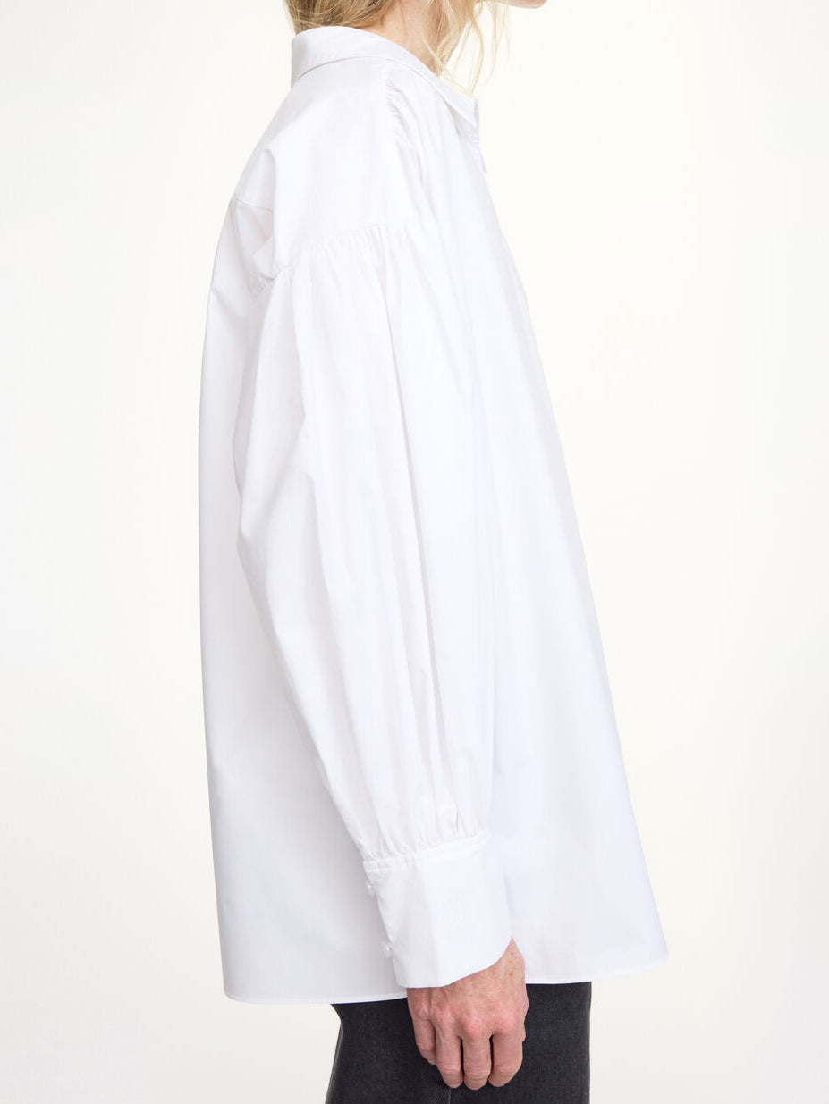 By Malene Birger Leonora oversized hvit bomullsbluse, detalj av v-hals med hempe og knappelukning.