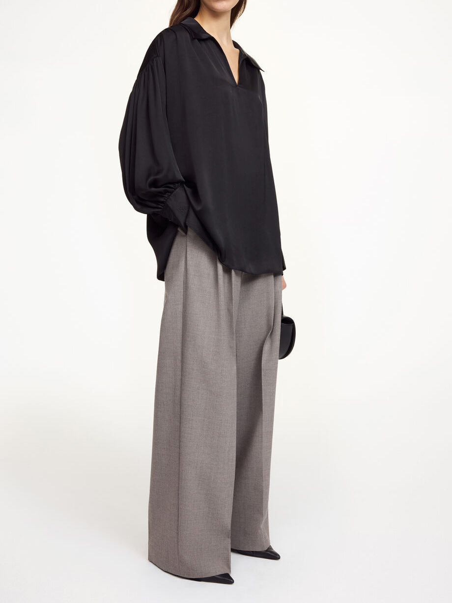 By Malene Birger Leonora oversized satengbluse i sort med v-hals og brede mansjetter med knapper.