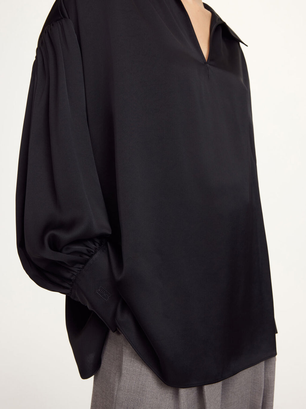 By Malene Birger Leonora oversized satengbluse i sort, detalj av mansjett med knapper og brem.