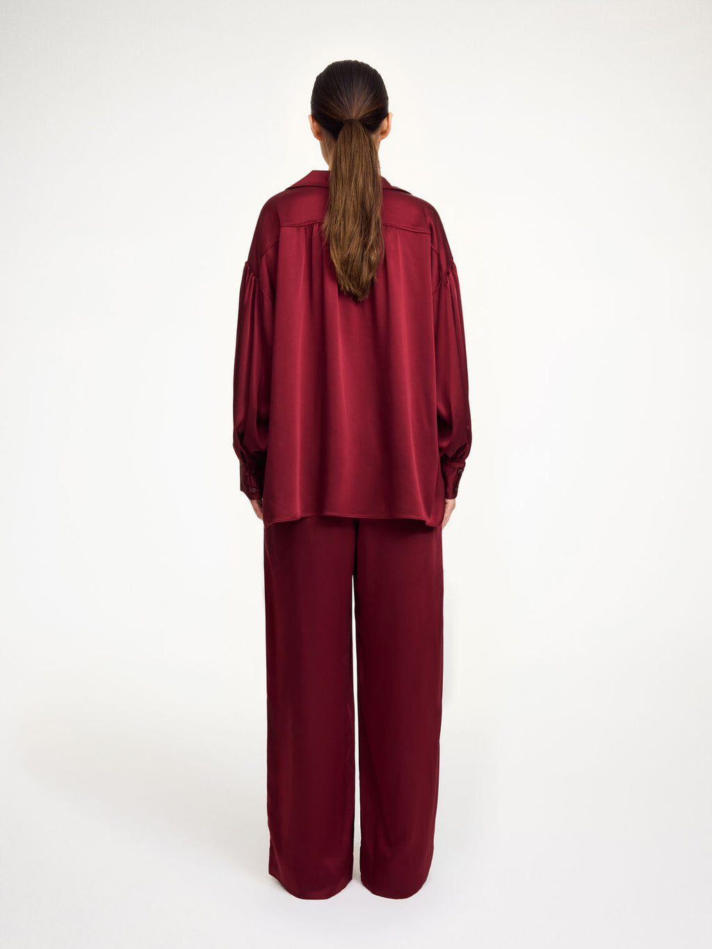 By Malene Birger Leonora oversized satengbluse i burgunder, brede mansjetter med knapper.