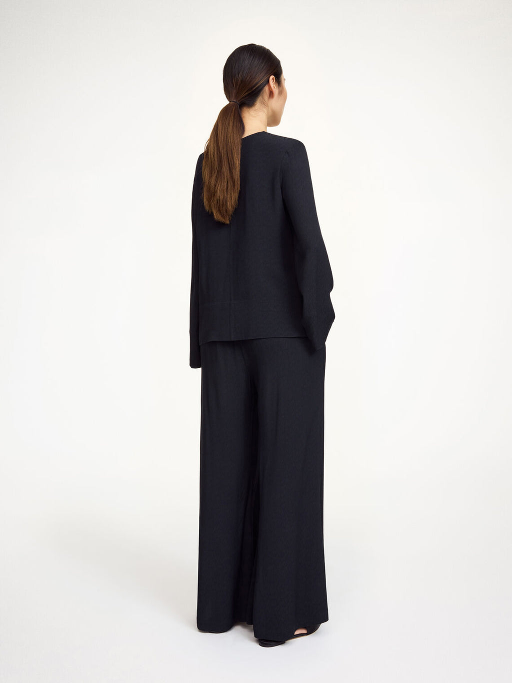Lucee bukse med lett struktur i sort polyester, høyt liv og rette ben.