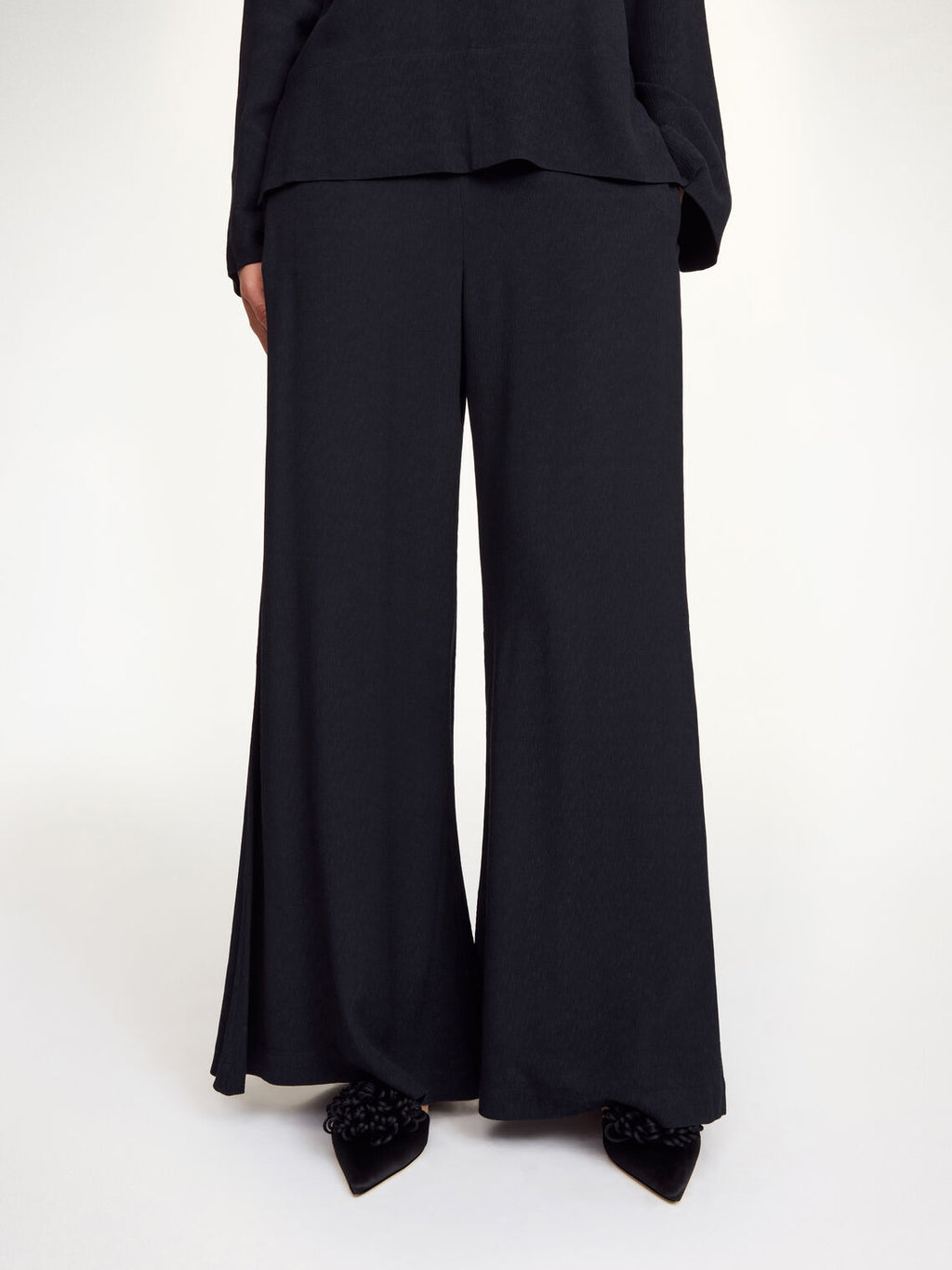 Lucee bukse med lett struktur i sort polyester, høyt liv og rette ben.