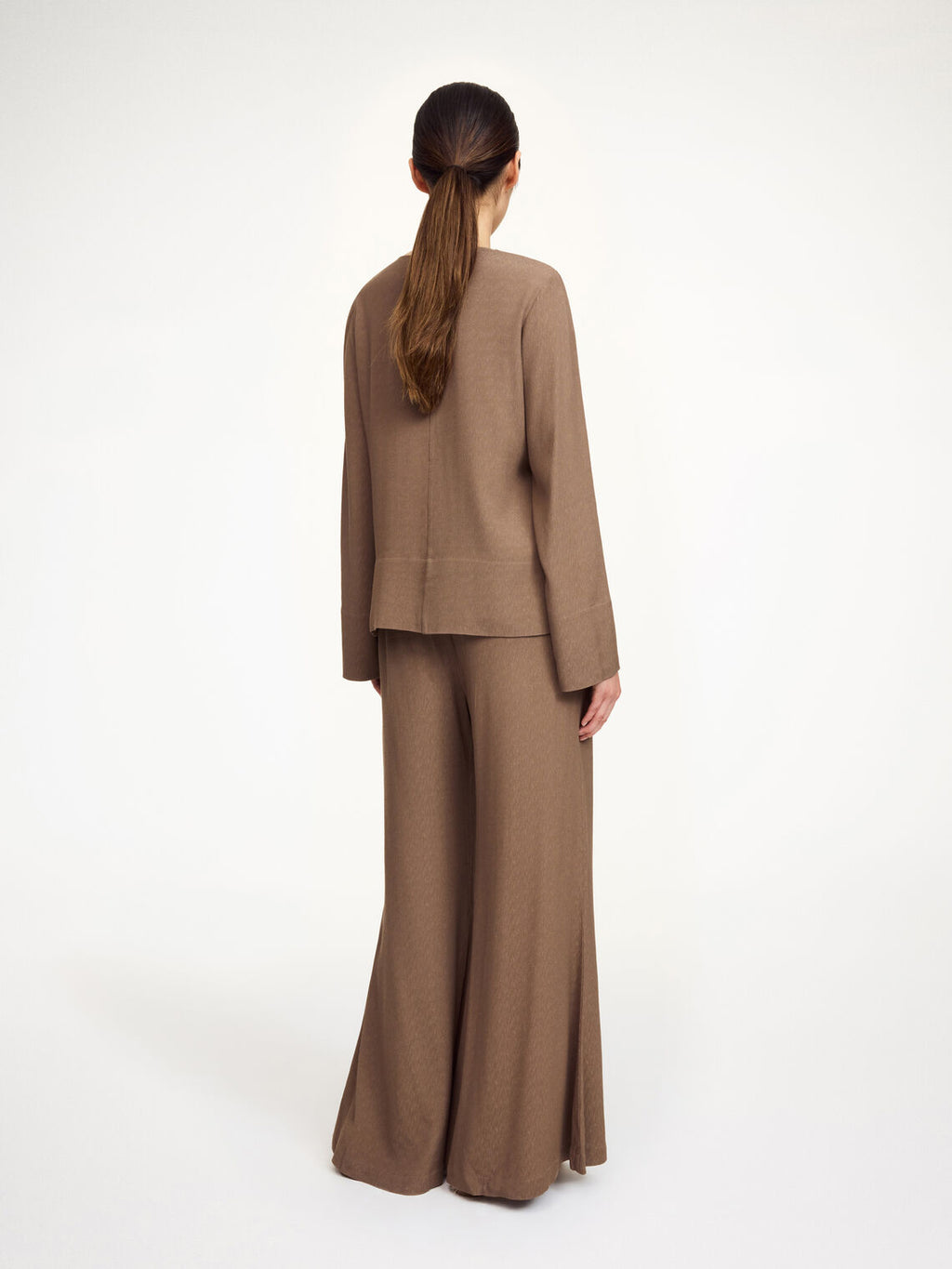 Lucee bukse med lett struktur i brun polyester, høyt liv og rette ben.