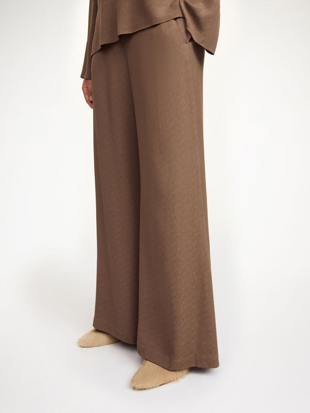Lucee bukse med lett struktur i brun polyester, høyt liv og rette ben.