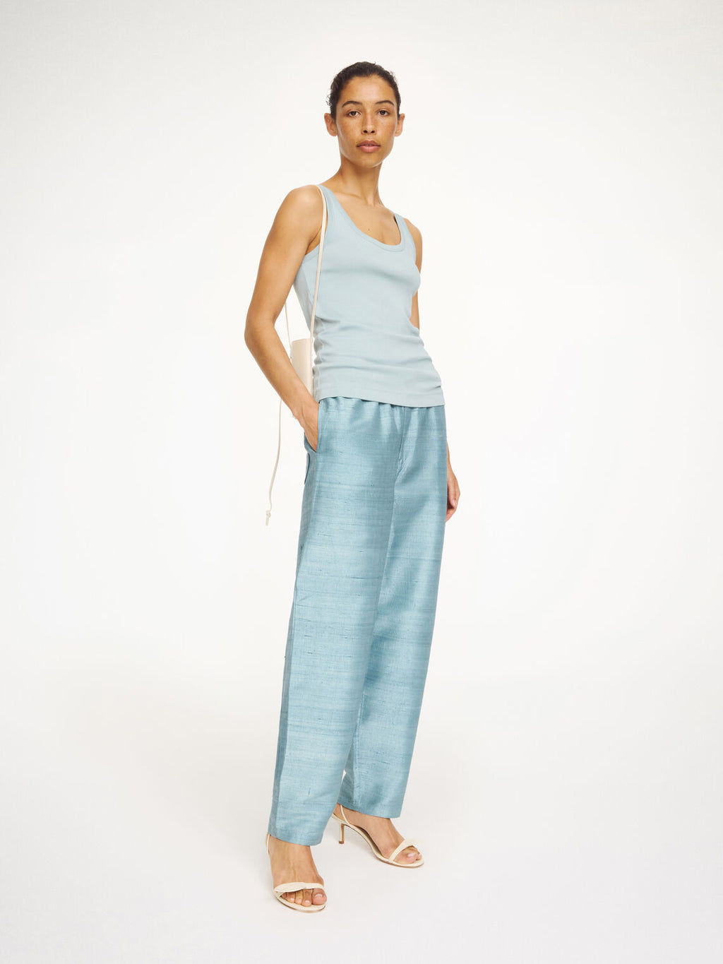 Lyria bukse i lyseblå 100% thai-silke med flytende fall, høyt liv og vide elegante ben.