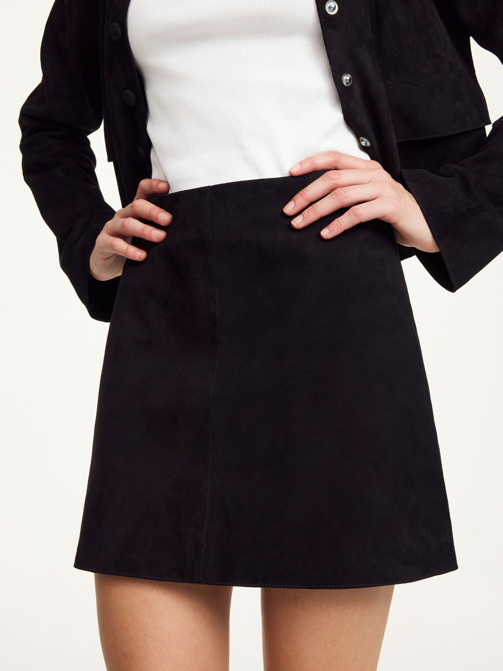 By Malene Birger Nola Suede sort semsket skjørt, detalj av glidelås i siden og skinnkvalitet.