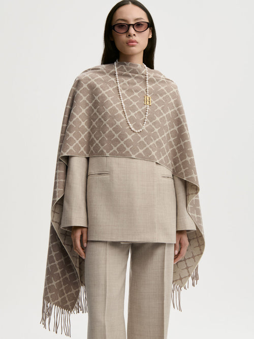 ORTEGA skjerf fra By Malene Birger i fargen beige, laget i 90% ull og 10% kasjmir med Signature Flower-veving og frynser.