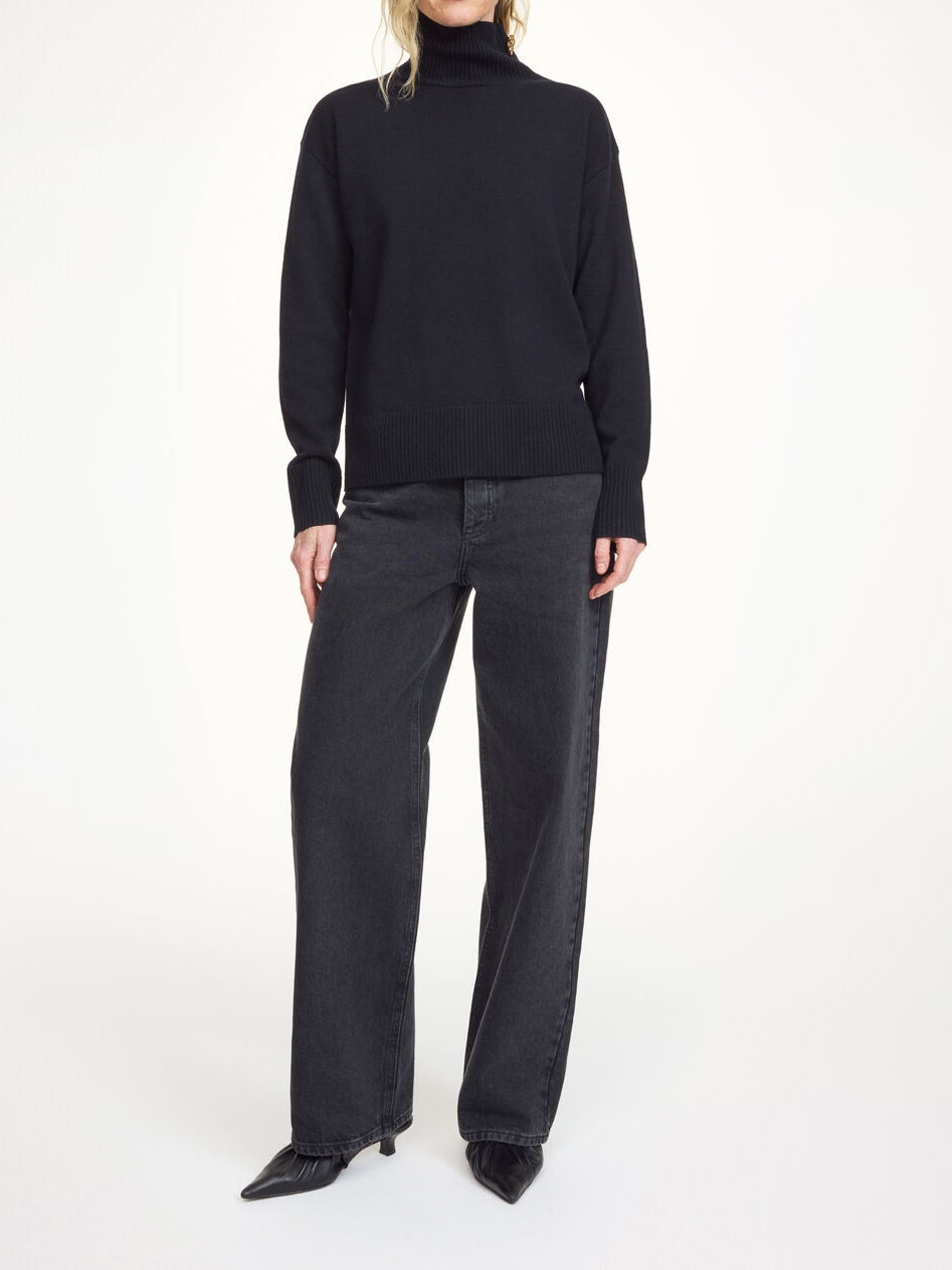 Sort høyhalset genser i 100% ull med polo-hals og slim fit – By Malene Birger