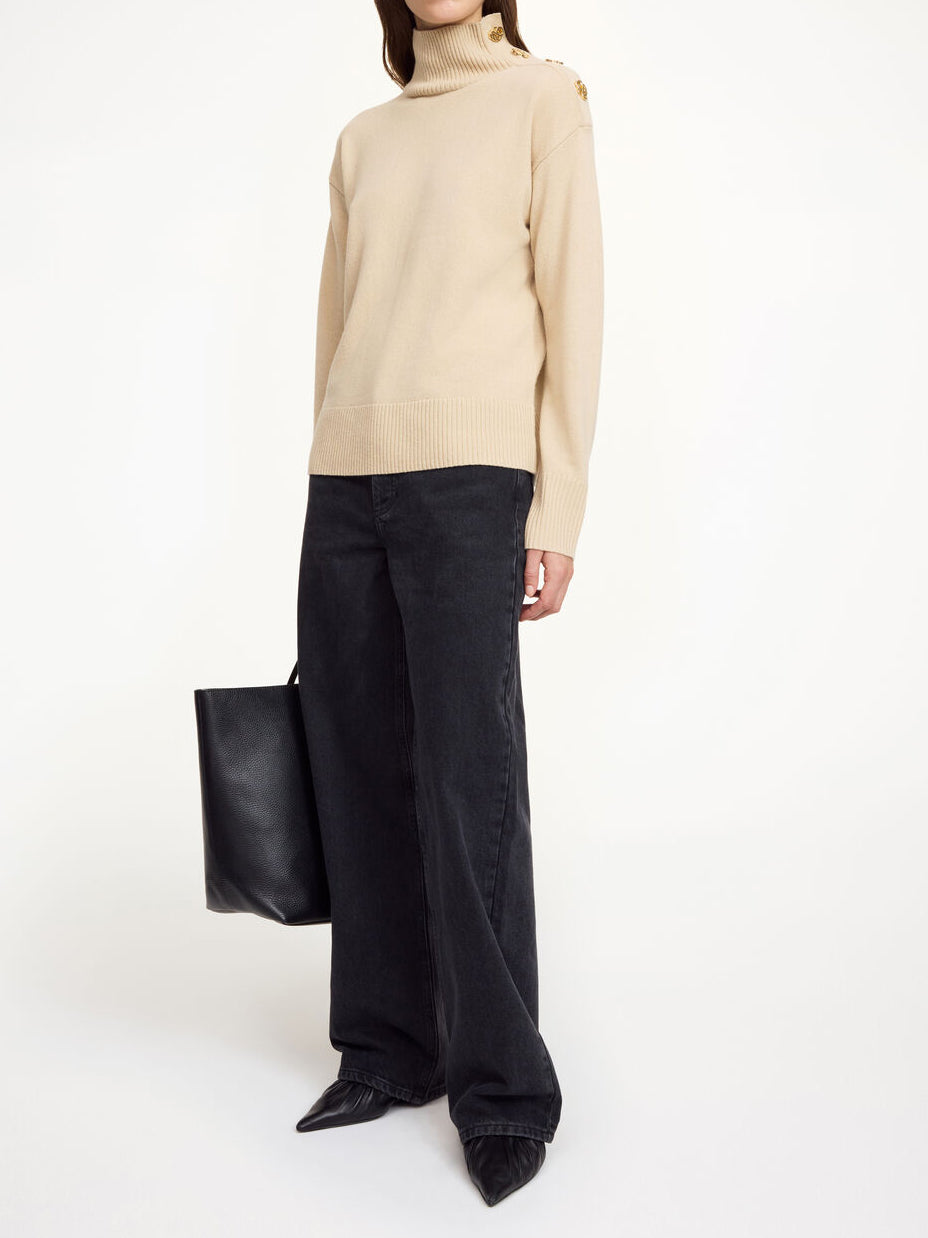 Kremfarget høyhalset genser i 100% ull med polo-hals og slim fit – By Malene Birger
