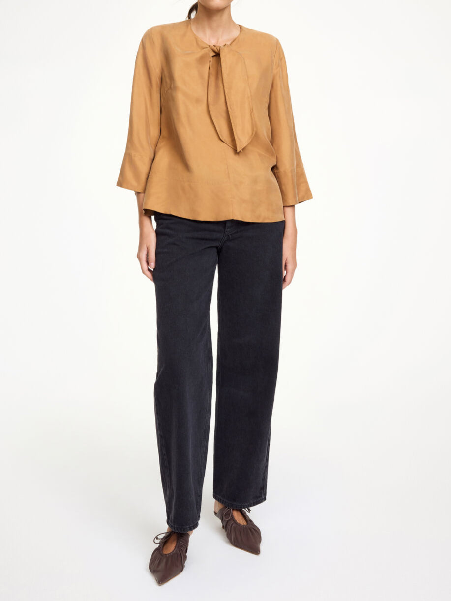 VEGA Bluse med knyting i halsen Brun