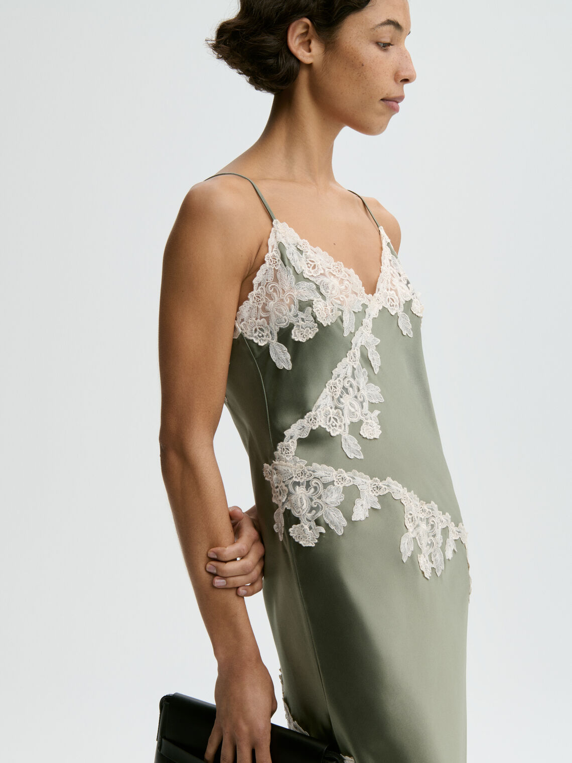 VERA Sateng kjole med blonder Olivengrønn