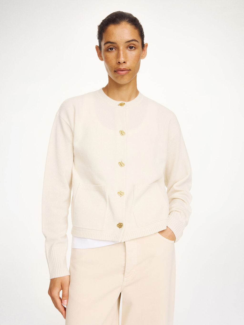 Kremhvit cardigan i 100% ull med klassisk passform og knapper – By Malene Birger