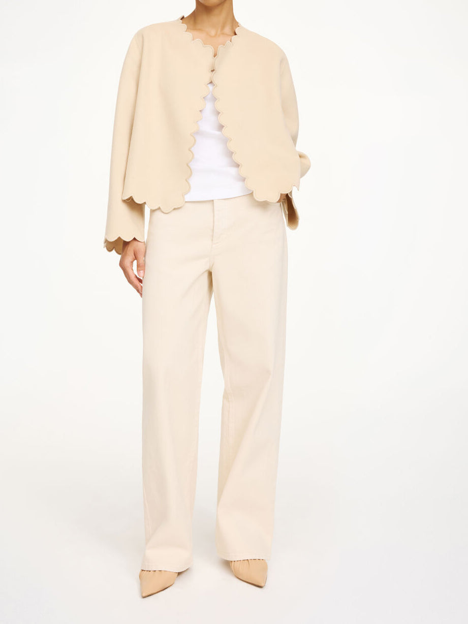 Kremfarget jakke i 100% ull, elegant passform, feminine detaljer