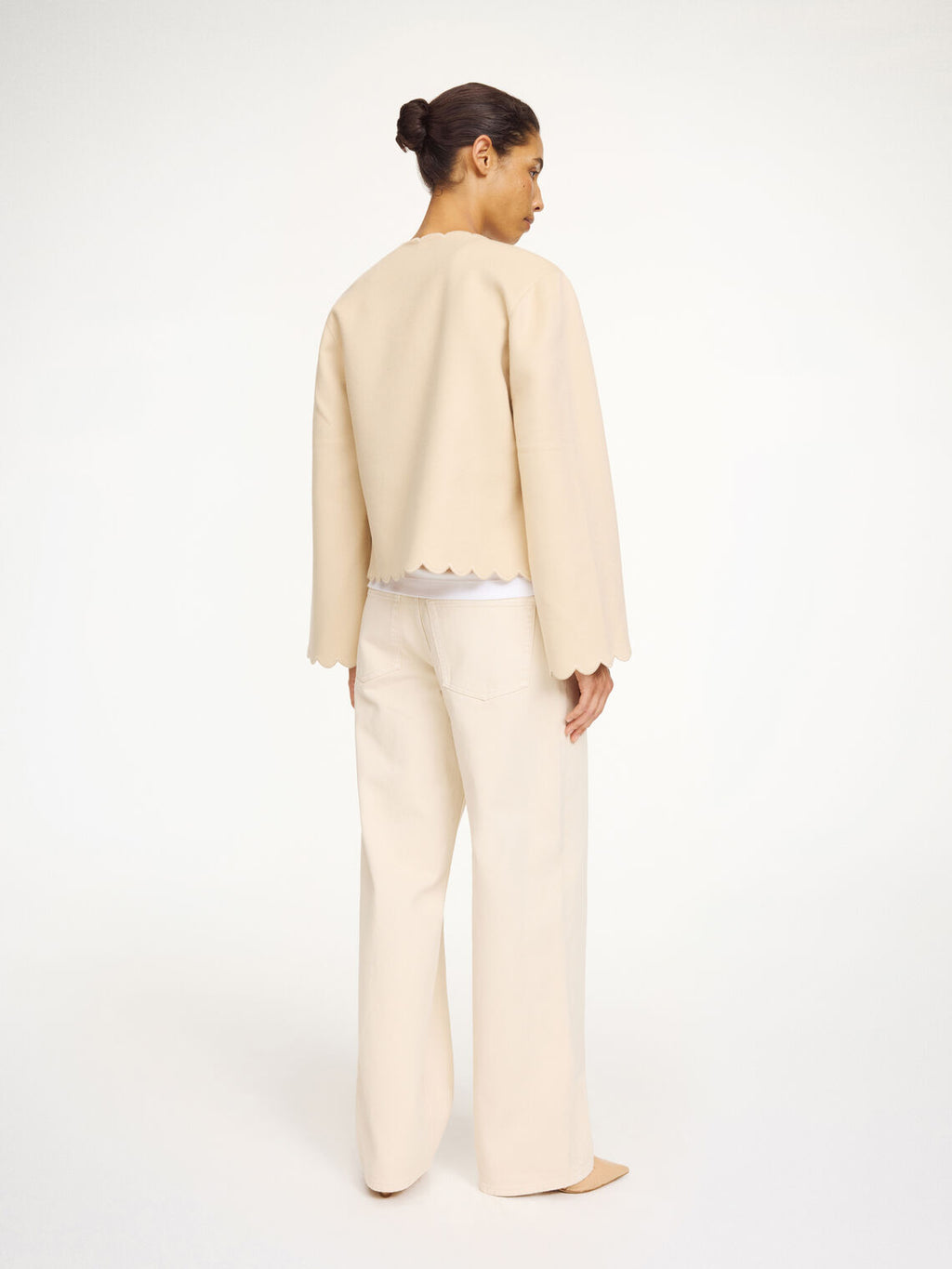 Kremfarget jakke i 100% ull, elegant passform, feminine detaljer