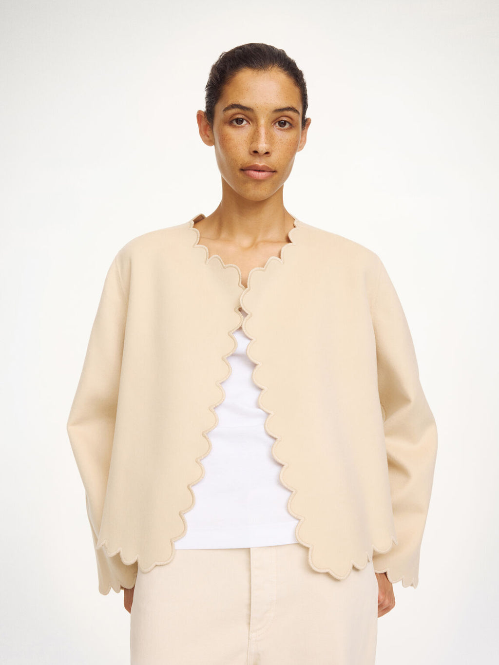 Kremfarget jakke i 100% ull, elegant passform, feminine detaljer