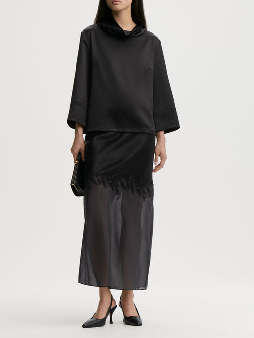 VICA bluse fra By Malene Birger i fargen sort, laget i 85% acetat og 15% polyester sateng. Vid, løs hals og cropped ermelengde.