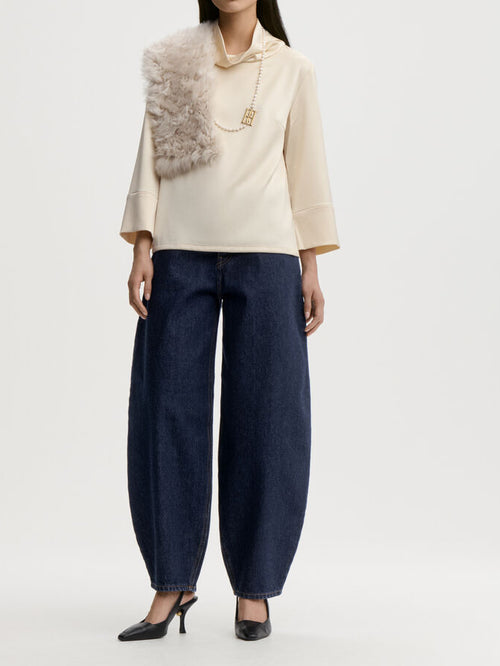 VICA bluse fra By Malene Birger i fargen kremfarget, laget i 85% acetat og 15% polyester sateng. Vid, løs hals og cropped ermelengde.