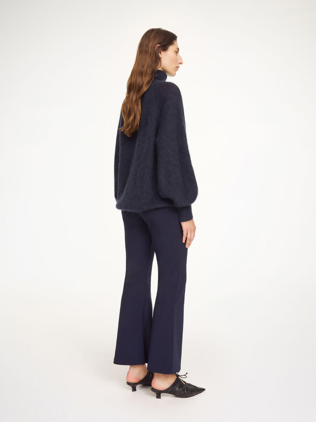 Vilanna bukser i mørkeblå resirkulert polyester med strikk i livet og utsvingte ben.