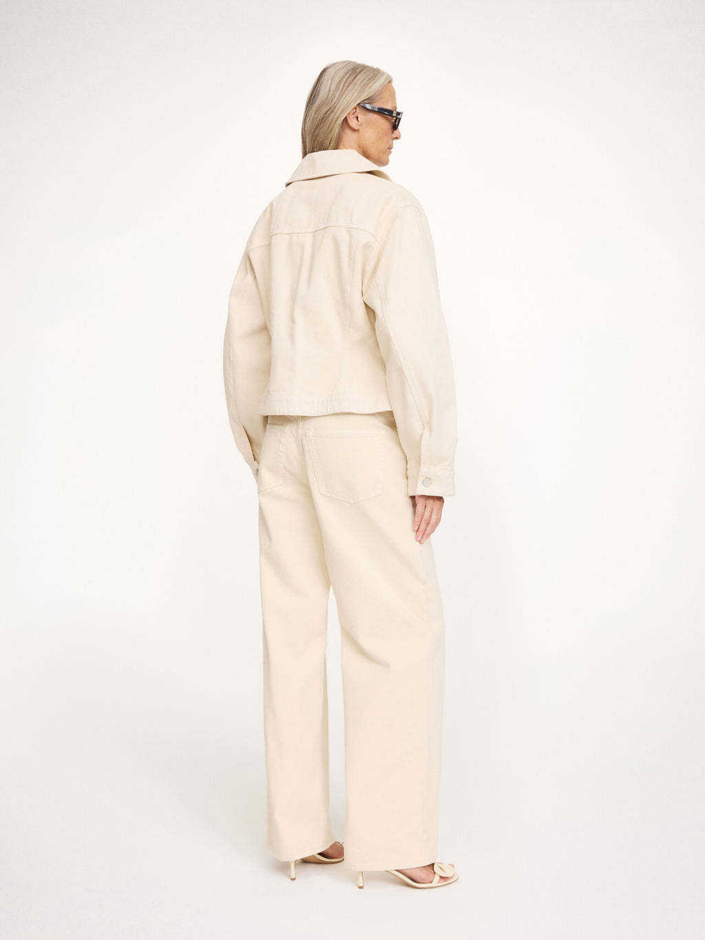 Beige jeans jakke i organisk bomull, klassisk snitt, monogramdetaljer