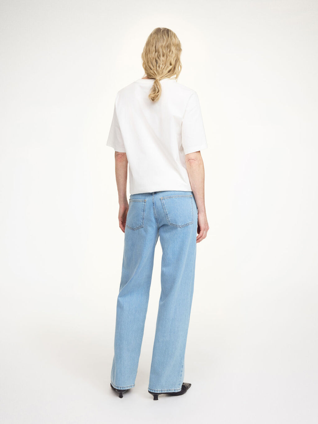 Vinola jeans i vasket blå organisk bomull, løs passform med vide ben og mellomhøyt liv.
