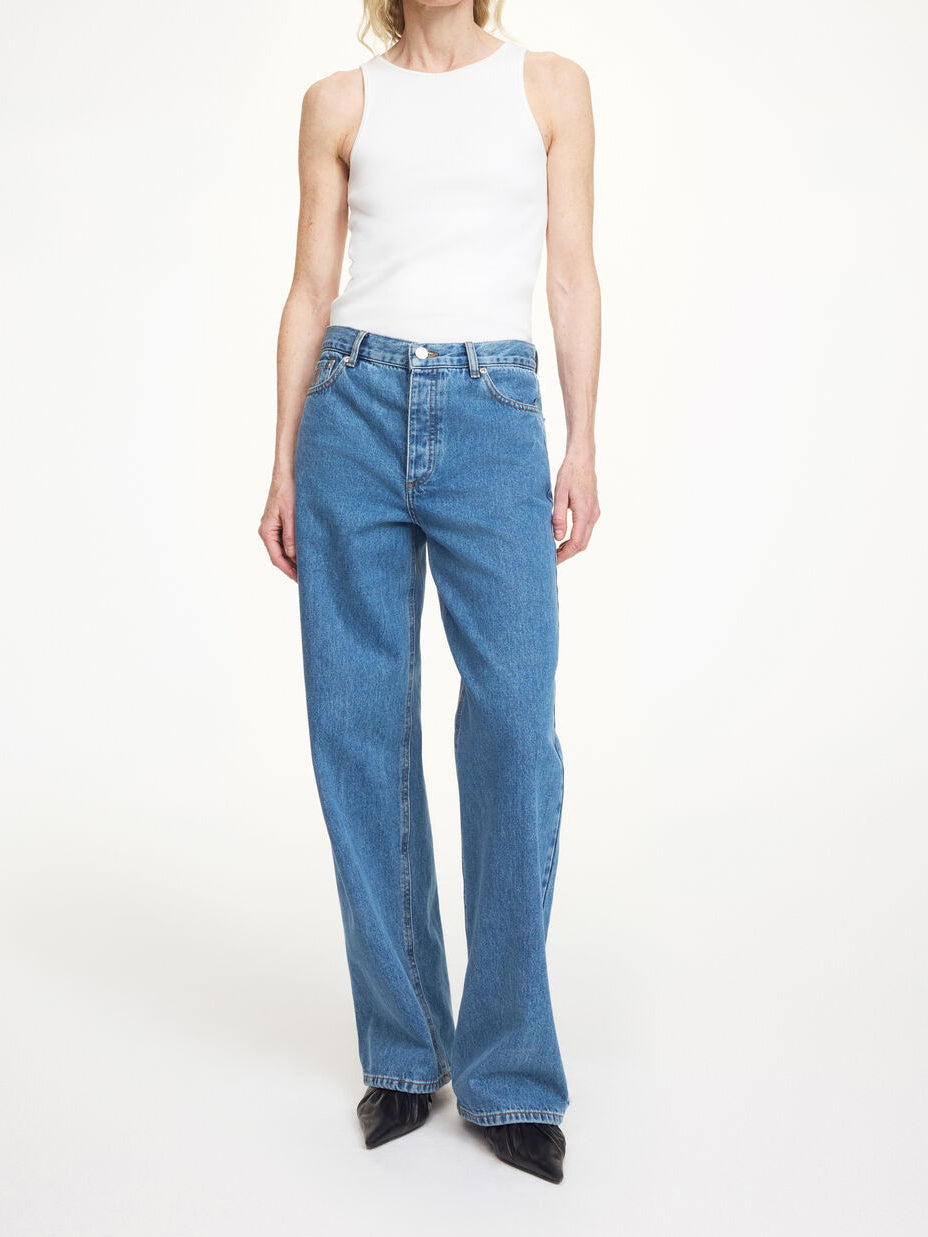 Vinola jeans i denimblå organisk bomull, løs passform med vide ben og mellomhøyt liv.