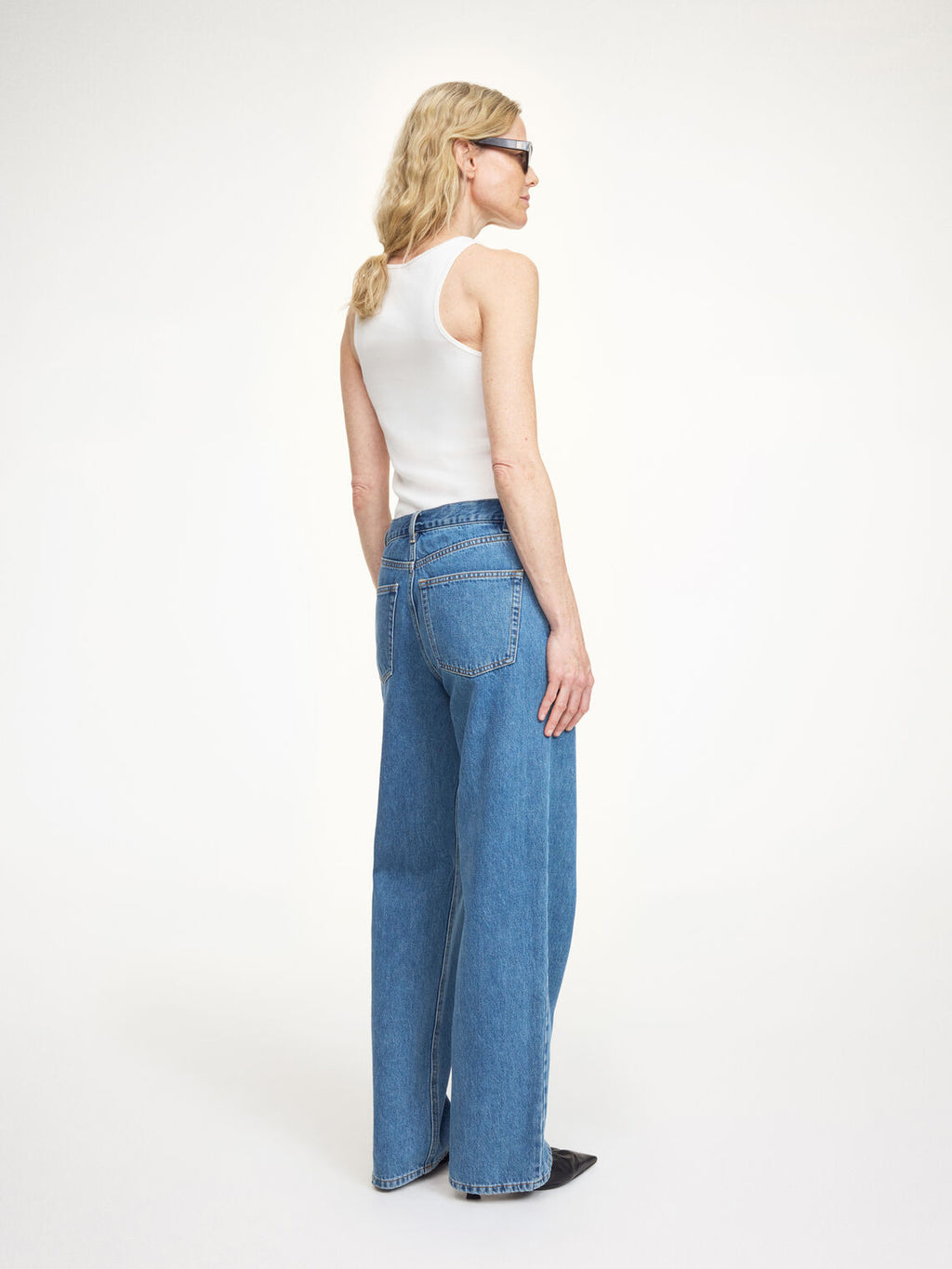 Vinola jeans i denimblå organisk bomull, løs passform med vide ben og mellomhøyt liv.