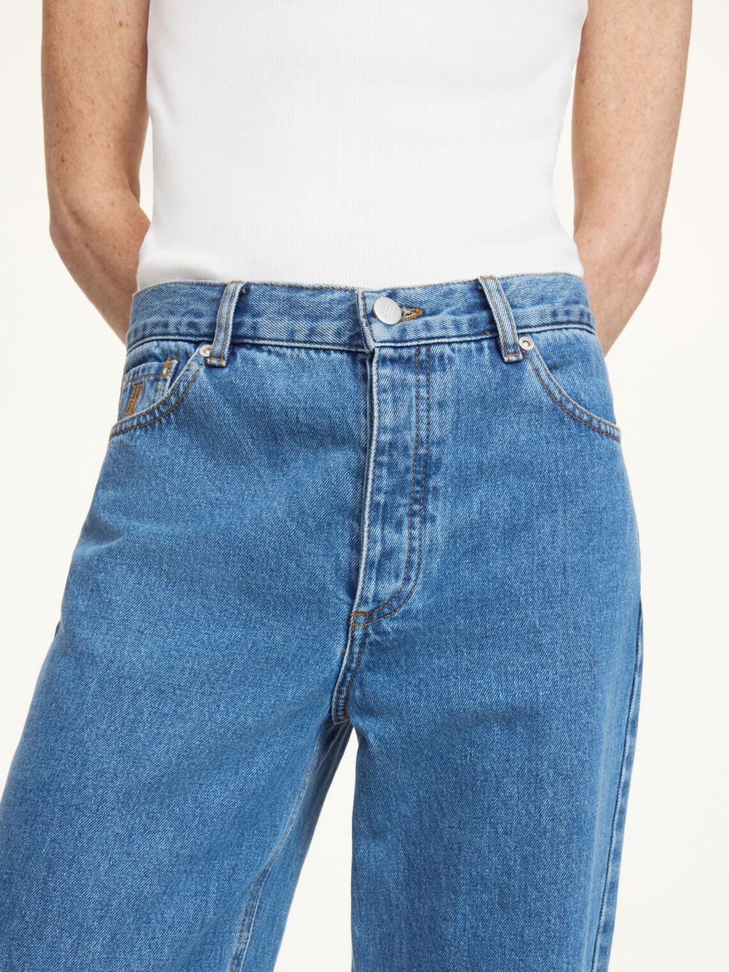 Vinola jeans i denimblå organisk bomull, løs passform med vide ben og mellomhøyt liv.