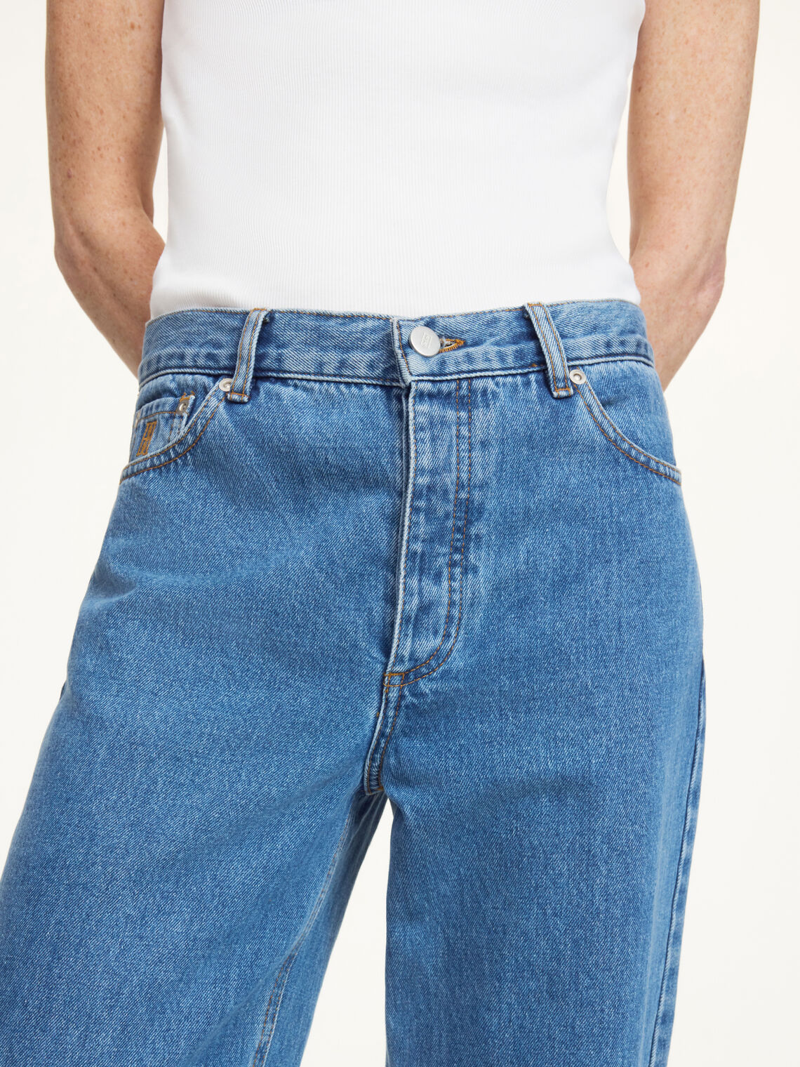 Vinola jeans i denimblå organisk bomull, løs passform med vide ben og mellomhøyt liv.
