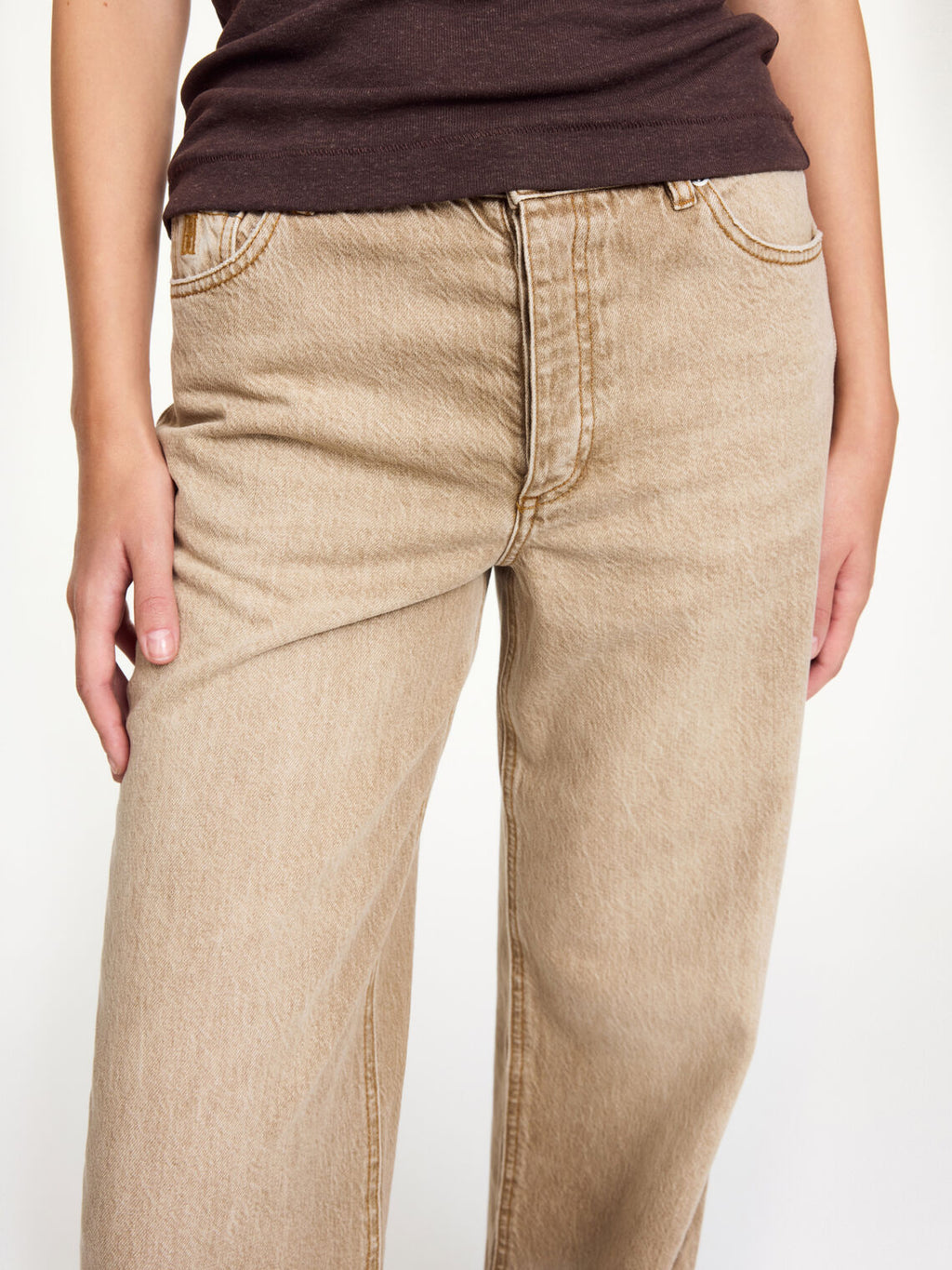 Vinola jeans i vasket beige organisk bomull, løs passform med vide ben og mellomhøyt liv.