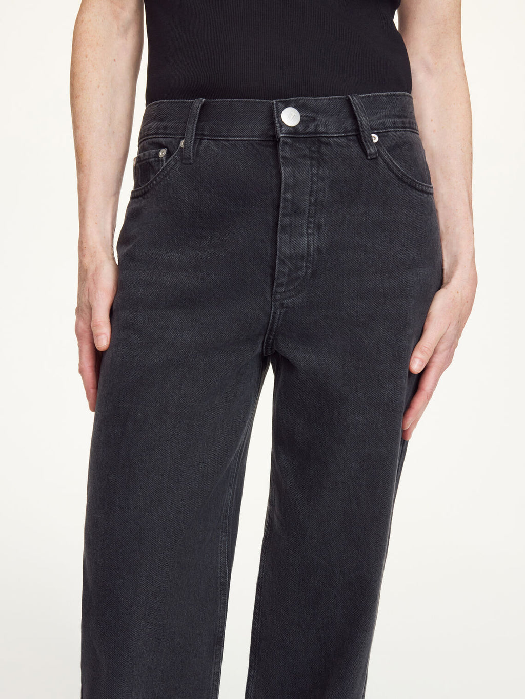 Vinola jeans i sort organisk bomull, løs passform med vide ben og mellomhøyt liv.