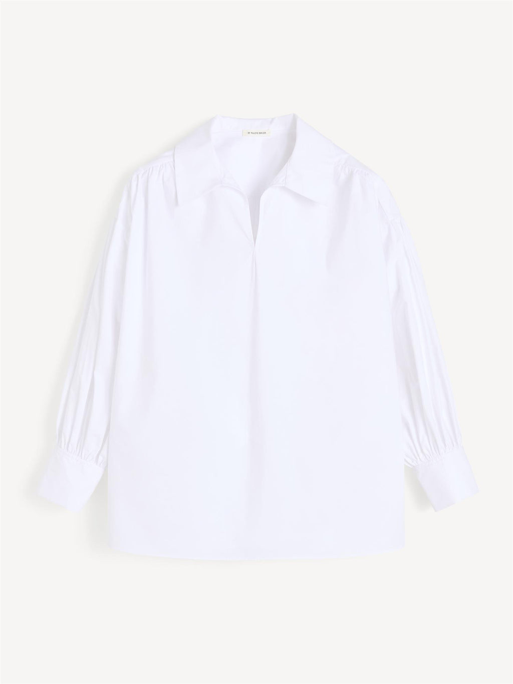 By Malene Birger Leonora oversized bomullsbluse i hvit med v-hals og hempe-lukking, laget av 100% bomull.