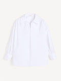 By Malene Birger Leonora oversized bomullsbluse i hvit med v-hals og hempe-lukking, laget av 100% bomull.