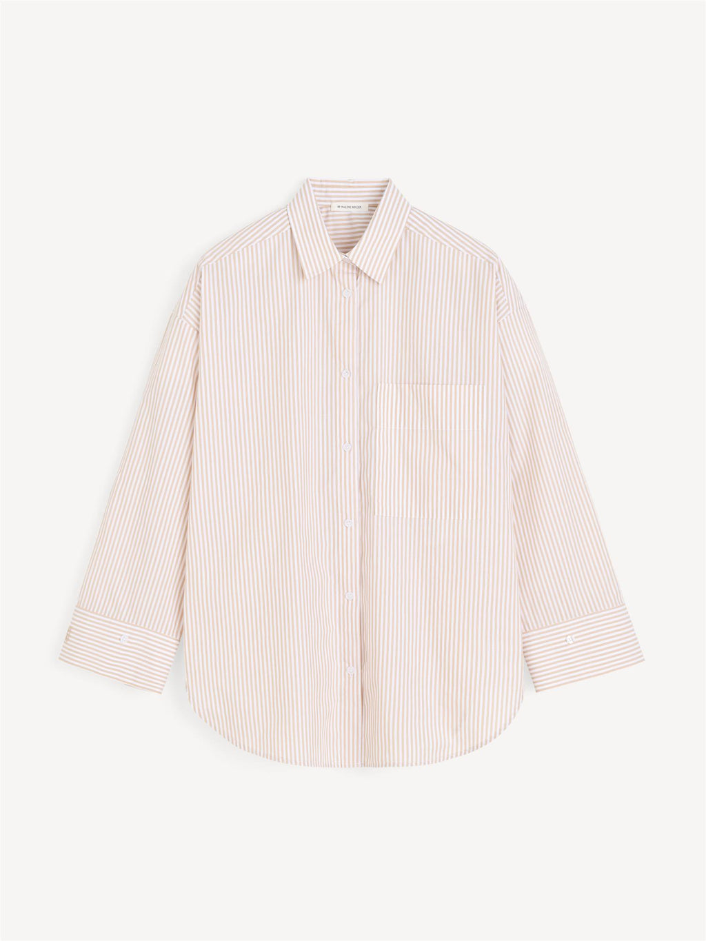 By Malene Birger Derris oversized bomullsskjorte i beige med knapper i front og brystlomme.