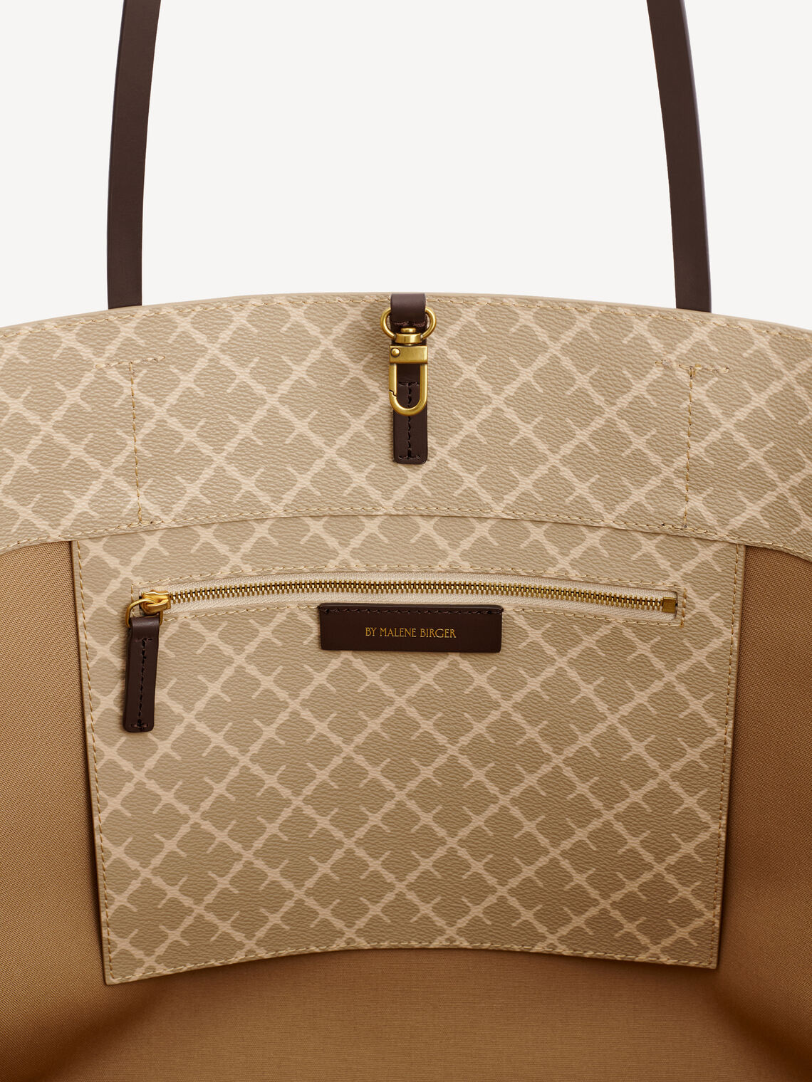 By Malene Birger Abi Tote veske i beige Signature Flower-print, med skinndetaljer og romslig design.