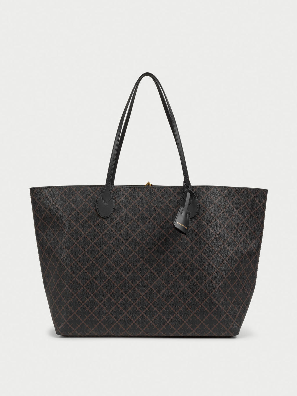 ABI TOTE veske fra By Malene Birger i fargen brun, laget i polyvinylklorid med Signature Flower print og skinnhåndtak. Romslig modell med innvendig lomme.