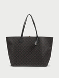ABI TOTE veske fra By Malene Birger i fargen brun, laget i polyvinylklorid med Signature Flower print og skinnhåndtak. Romslig modell med innvendig lomme.