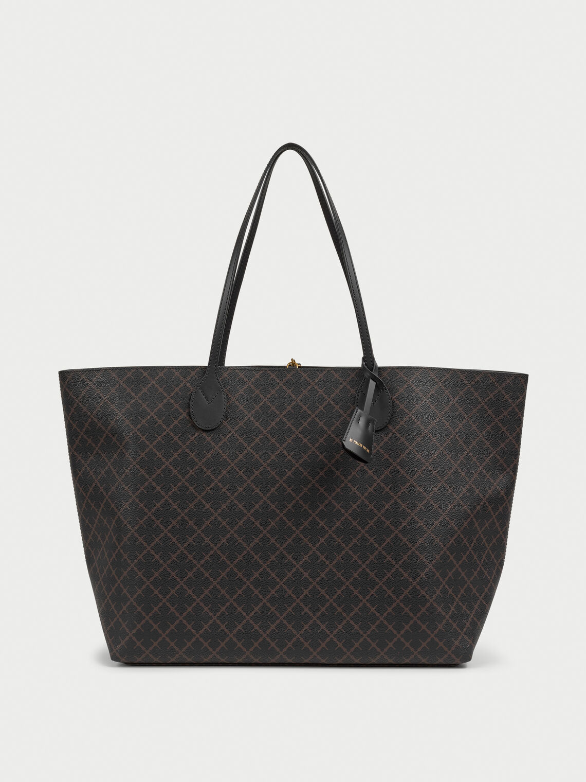 ABI TOTE veske fra By Malene Birger i fargen brun, laget i polyvinylklorid med Signature Flower print og skinnhåndtak. Romslig modell med innvendig lomme.