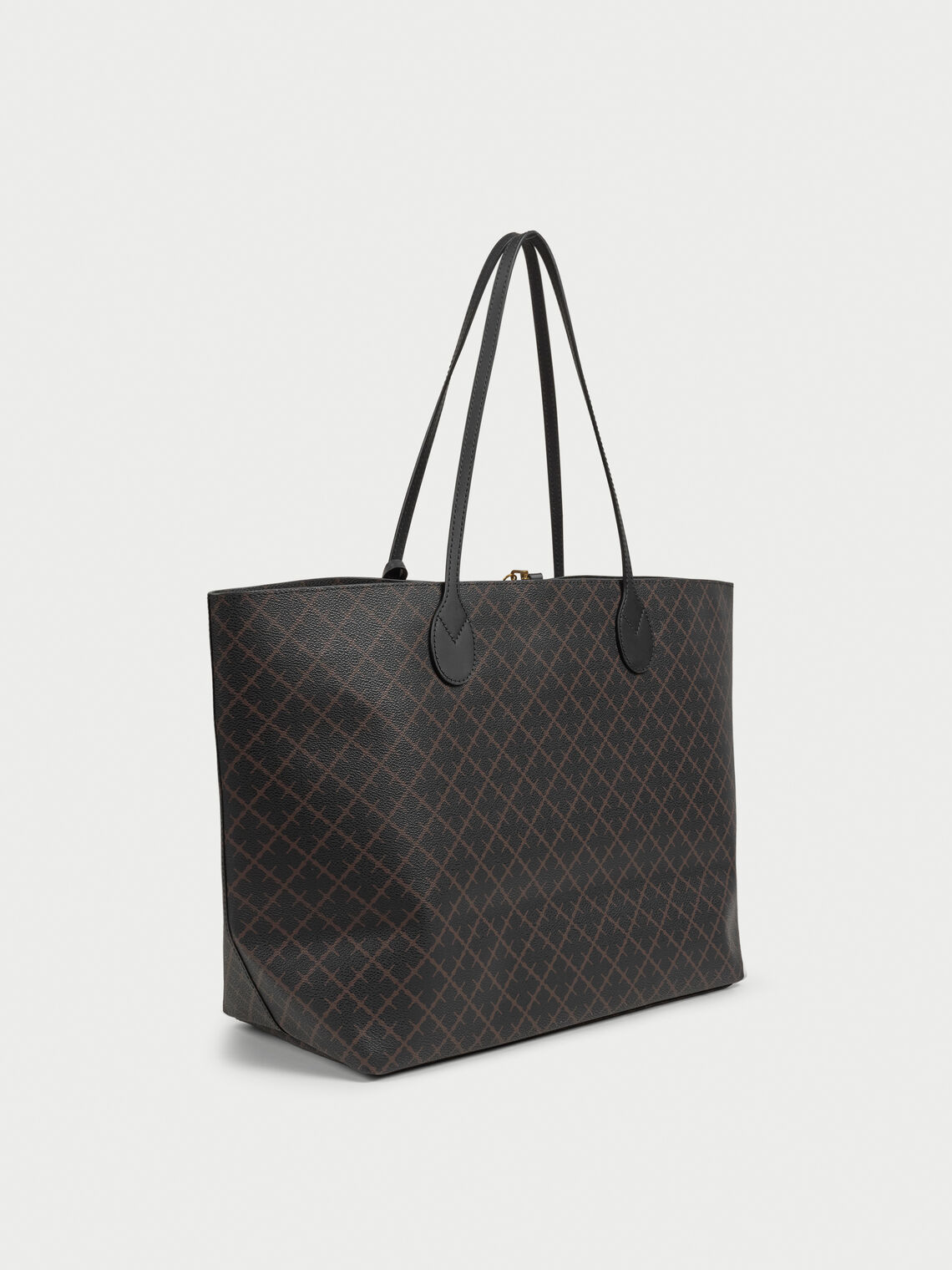 ABI TOTE veske fra By Malene Birger i fargen brun, laget i polyvinylklorid med Signature Flower print og skinnhåndtak. Romslig modell med innvendig lomme.