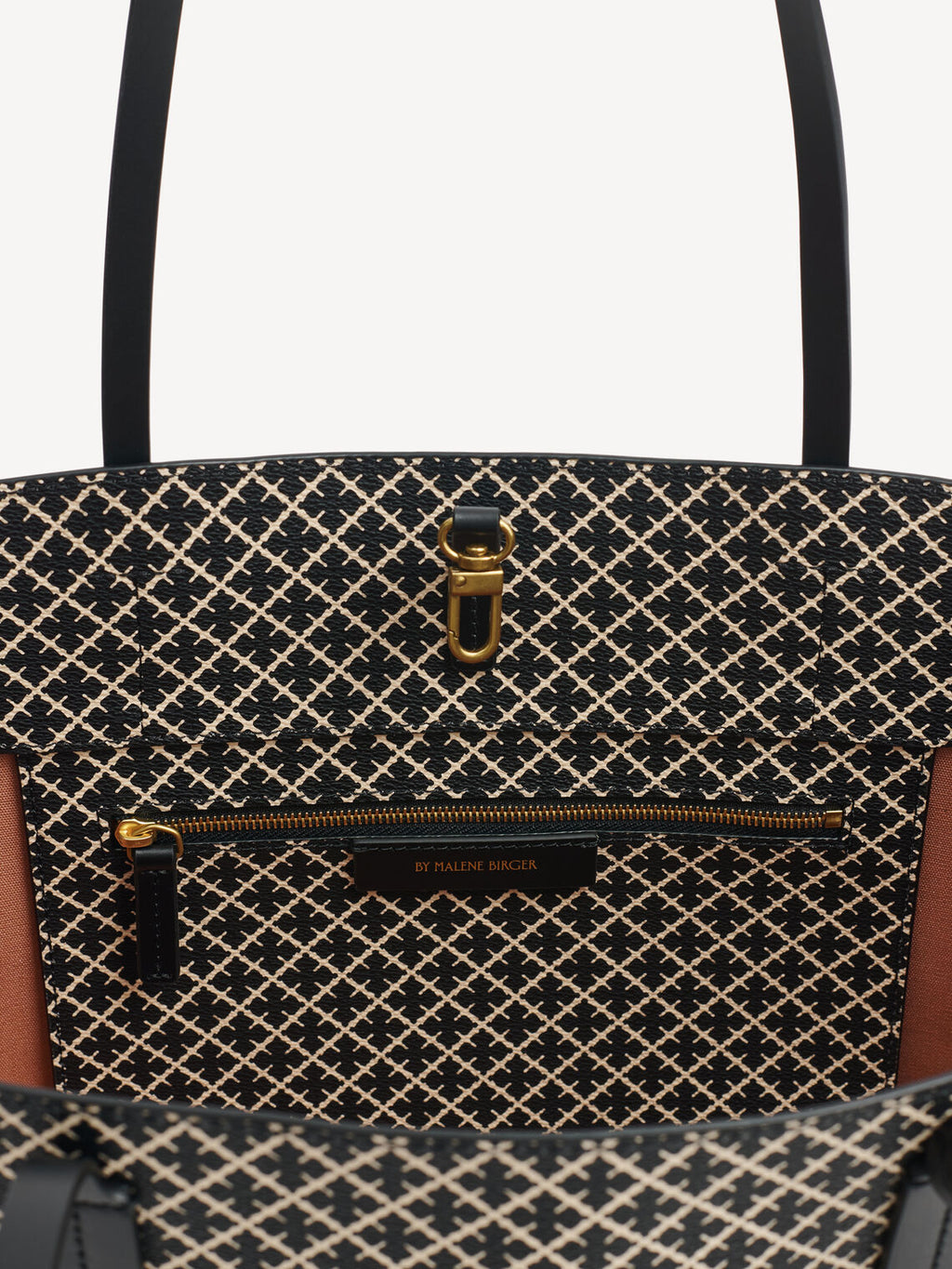 By Malene Birger Abi Tote veske i sort, med et nytt mikro-print Signature Flower-trykk, laget av polyvinylklorid med skinndetaljer.