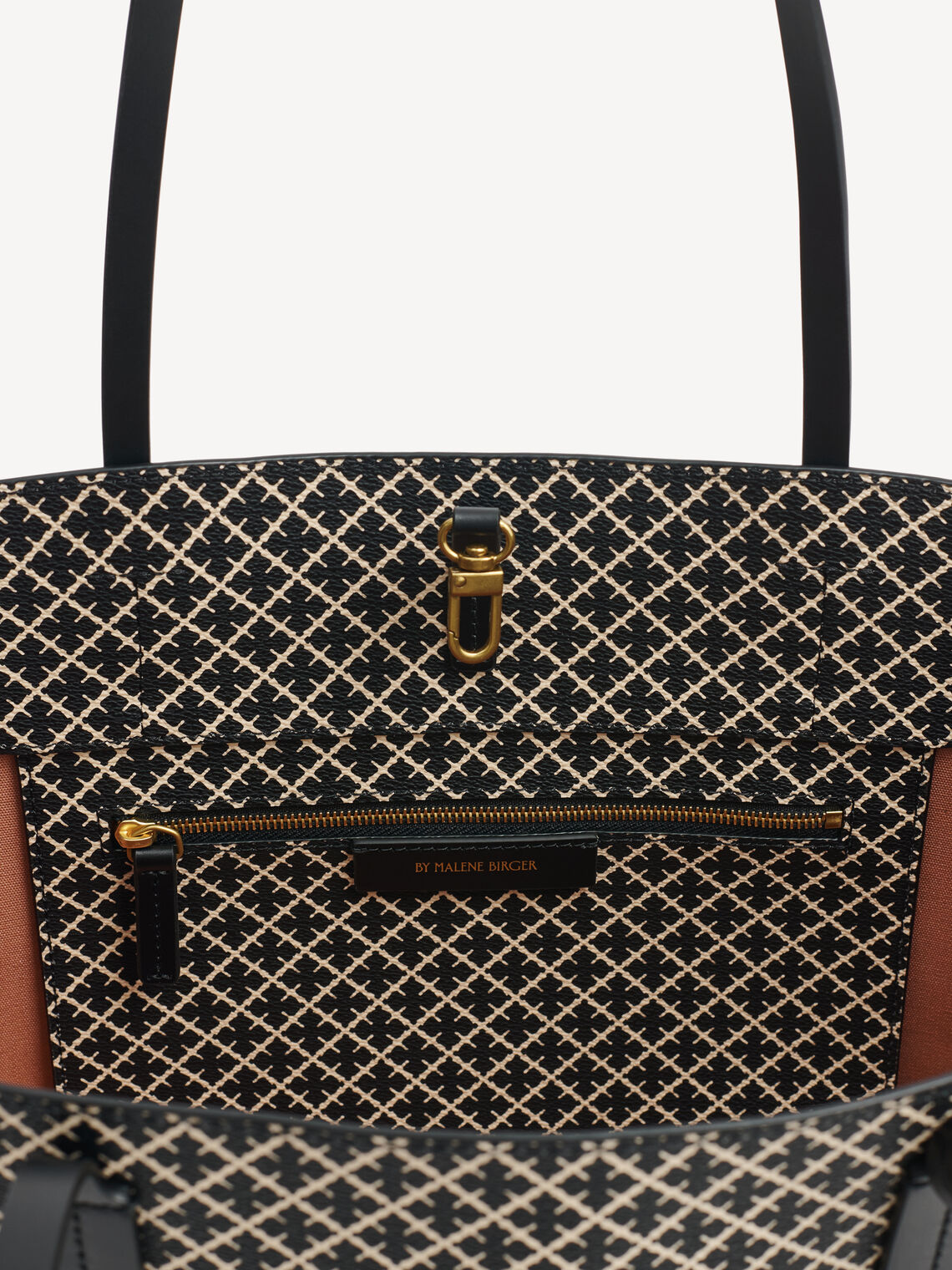 By Malene Birger Abi Tote veske i sort, med et nytt mikro-print Signature Flower-trykk, laget av polyvinylklorid med skinndetaljer.