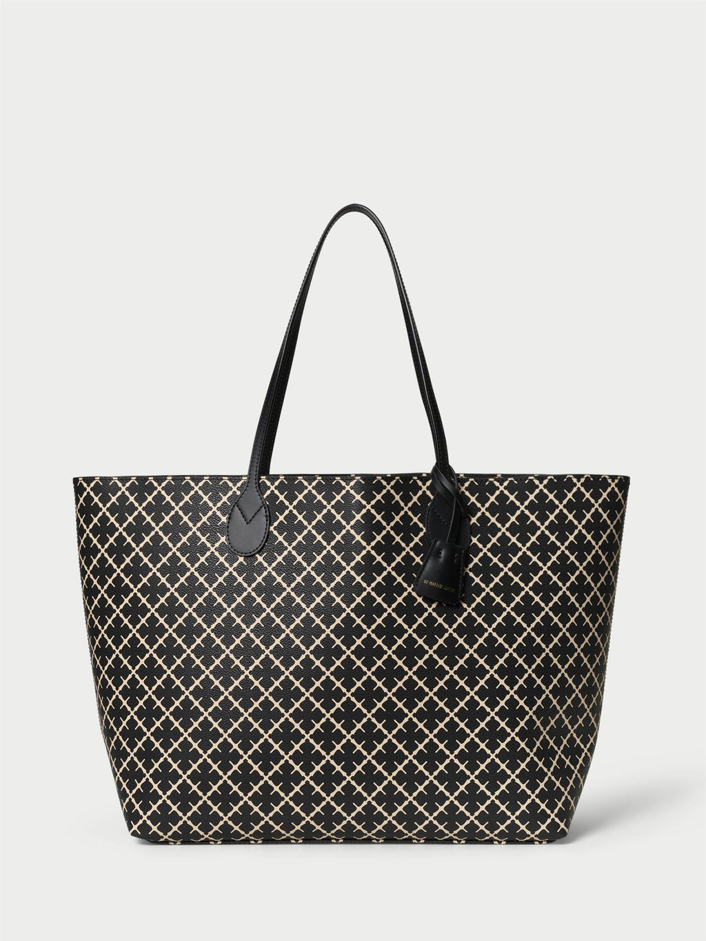 ABI TOTE veske fra By Malene Birger i fargen sort, laget i polyvinylklorid med Signature Flower print og skinnhåndtak. Romslig modell med innvendig lomme.