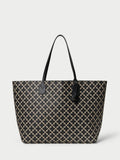 ABI TOTE veske fra By Malene Birger i fargen sort, laget i polyvinylklorid med Signature Flower print og skinnhåndtak. Romslig modell med innvendig lomme.