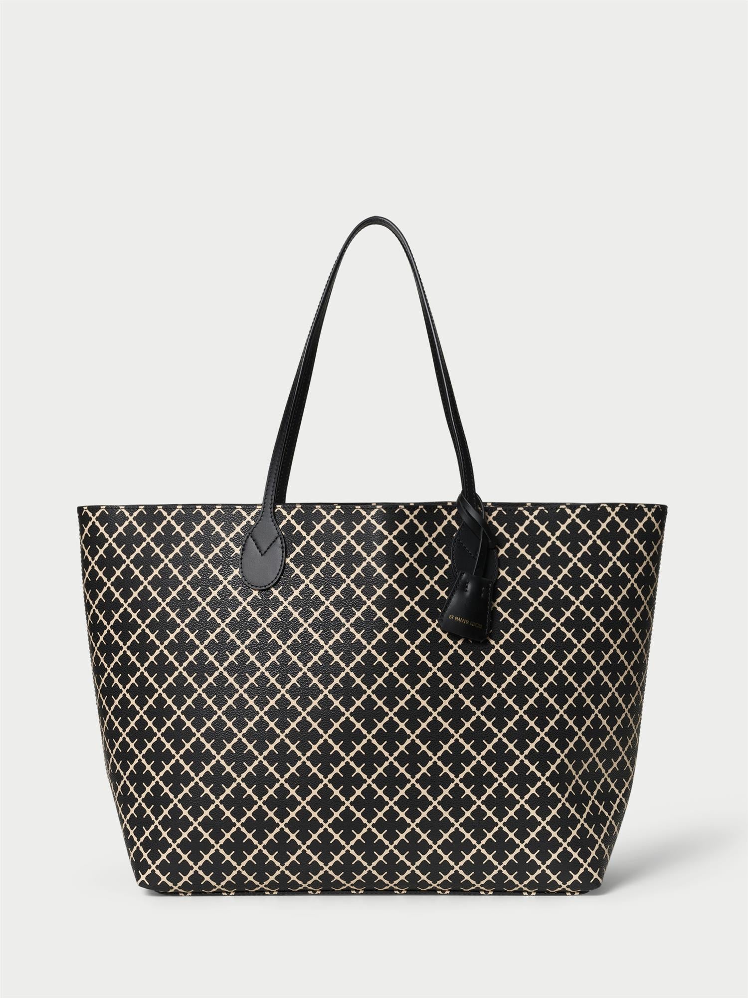 ABI TOTE veske fra By Malene Birger i fargen sort, laget i polyvinylklorid med Signature Flower print og skinnhåndtak. Romslig modell med innvendig lomme.