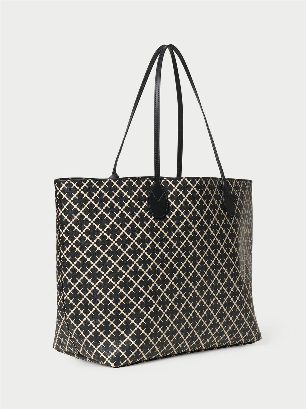 ABI TOTE veske fra By Malene Birger i fargen sort, laget i polyvinylklorid med Signature Flower print og skinnhåndtak. Romslig modell med innvendig lomme.