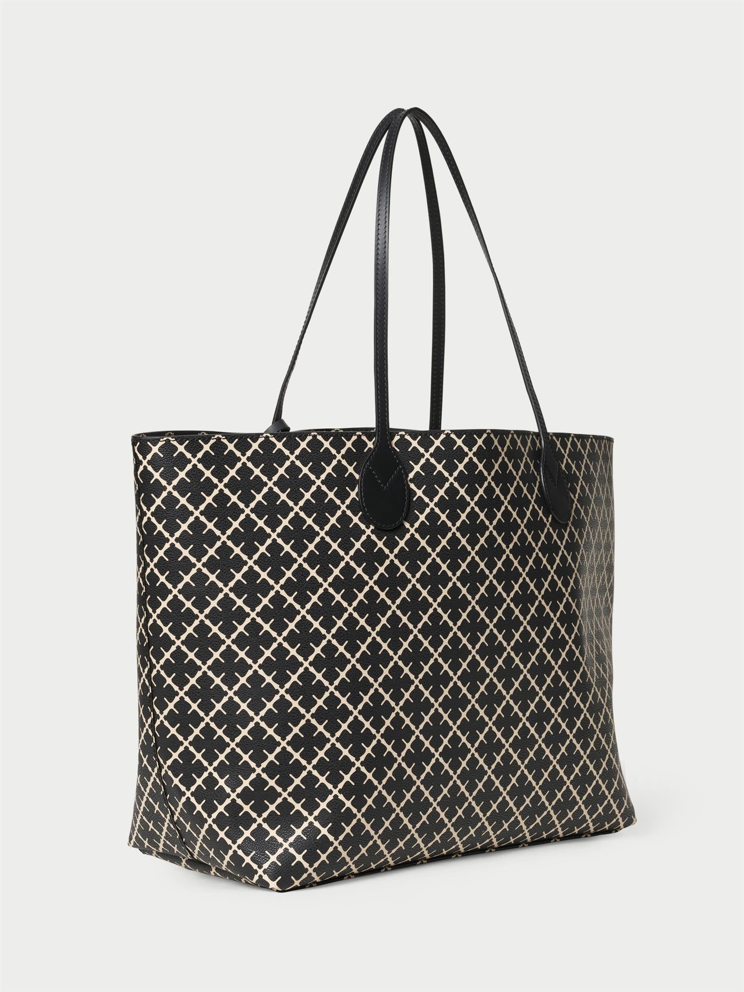 ABI TOTE veske fra By Malene Birger i fargen sort, laget i polyvinylklorid med Signature Flower print og skinnhåndtak. Romslig modell med innvendig lomme.